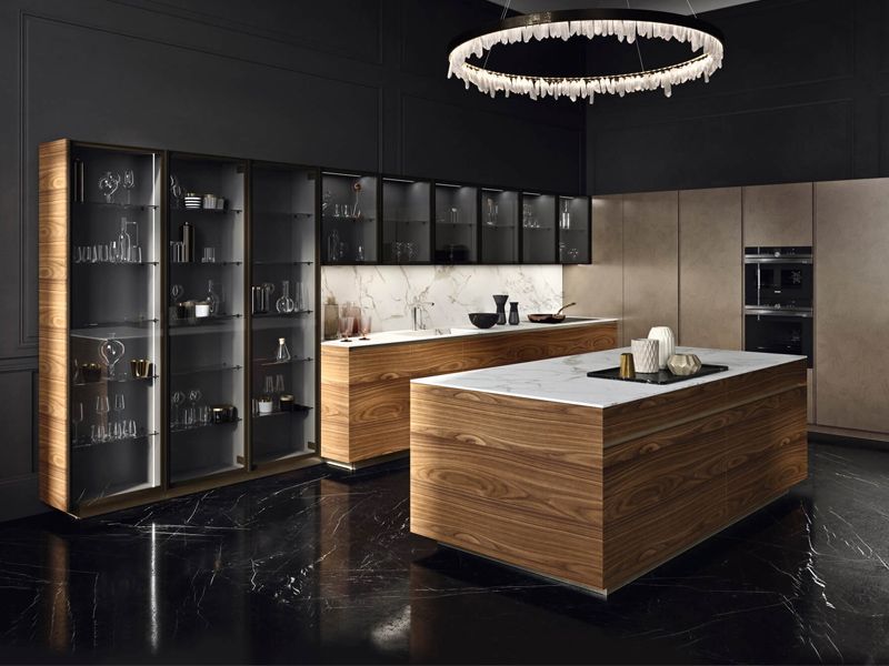 Cucina AK14 . Basi in noce canaletto in bialig- colonne, gole e zoccoli laccato metallo aluminium brass, pensili con telaio alluminio brunito e vetro bronzo. Piano e schienale in Dekton PREZZO SU RICHIESTA Immagine solo indicativa - possibilità di creare secondo esigenze personali  PREVENTIVO SU RICHIESTA