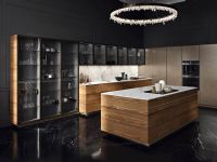 Cucina AK14 . Basi in noce canaletto in bialig- colonne, gole e zoccoli laccato metallo aluminium brass, pensili con telaio alluminio brunito e vetro bronzo. Piano e schienale in Dekton<br />PREZZO SU RICHIESTA<br />Immagine solo indicativa - possibilità di creare secondo esigenze personali<br /><br />PREVENTIVO SU RICHIESTA