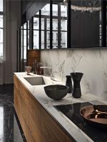 Cucina AK14 . Basi in noce canaletto in bialig- colonne, gole e zoccoli laccato metallo aluminium brass, pensili con telaio alluminio brunito e vetro bronzo. Piano e schienale in Dekton<br />PREZZO SU RICHIESTA<br />Immagine solo indicativa - possibilità di creare secondo esigenze personali<br /><br />PREVENTIVO SU RICHIESTA