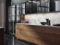 Cucina AK14 . Basi in noce canaletto in bialig- colonne, gole e zoccoli laccato metallo aluminium brass, pensili con telaio alluminio brunito e vetro bronzo. Piano e schienale in Dekton<br />PREZZO SU RICHIESTA<br />Immagine solo indicativa - possibilità di creare secondo esigenze personali<br /><br />PREVENTIVO SU RICHIESTA